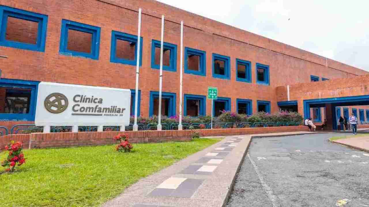 Fachada de la Clínica Comfamiliar Risaralda, visitada por Mintrabajo y Supersubsidio en 2024